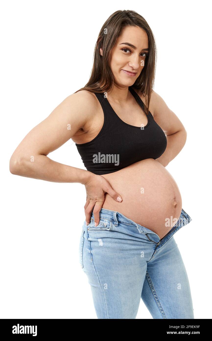 Una herramienta central que juega un papel importante. delicado Procesando Mujer embarazada tratando de caber en sus pantalones vaqueros demasiado  apretados, aislados sobre fondo blanco Fotografía de stock - Alamy