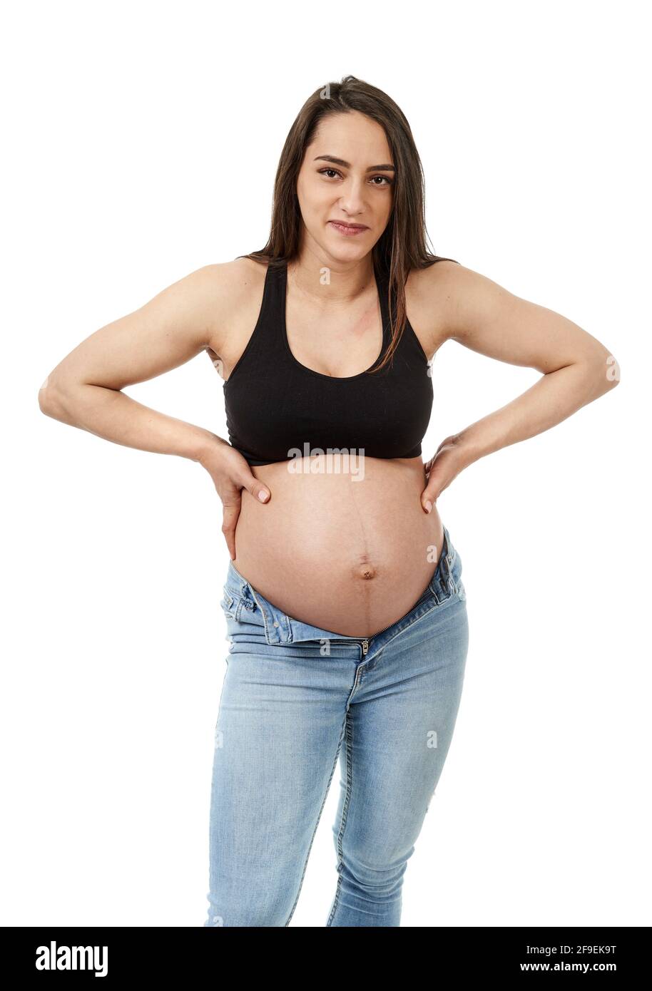 Cereal grandioso esquina Mujer embarazada disgustada por sus pantalones vaqueros demasiado apretados,  aislados sobre fondo blanco Fotografía de stock - Alamy