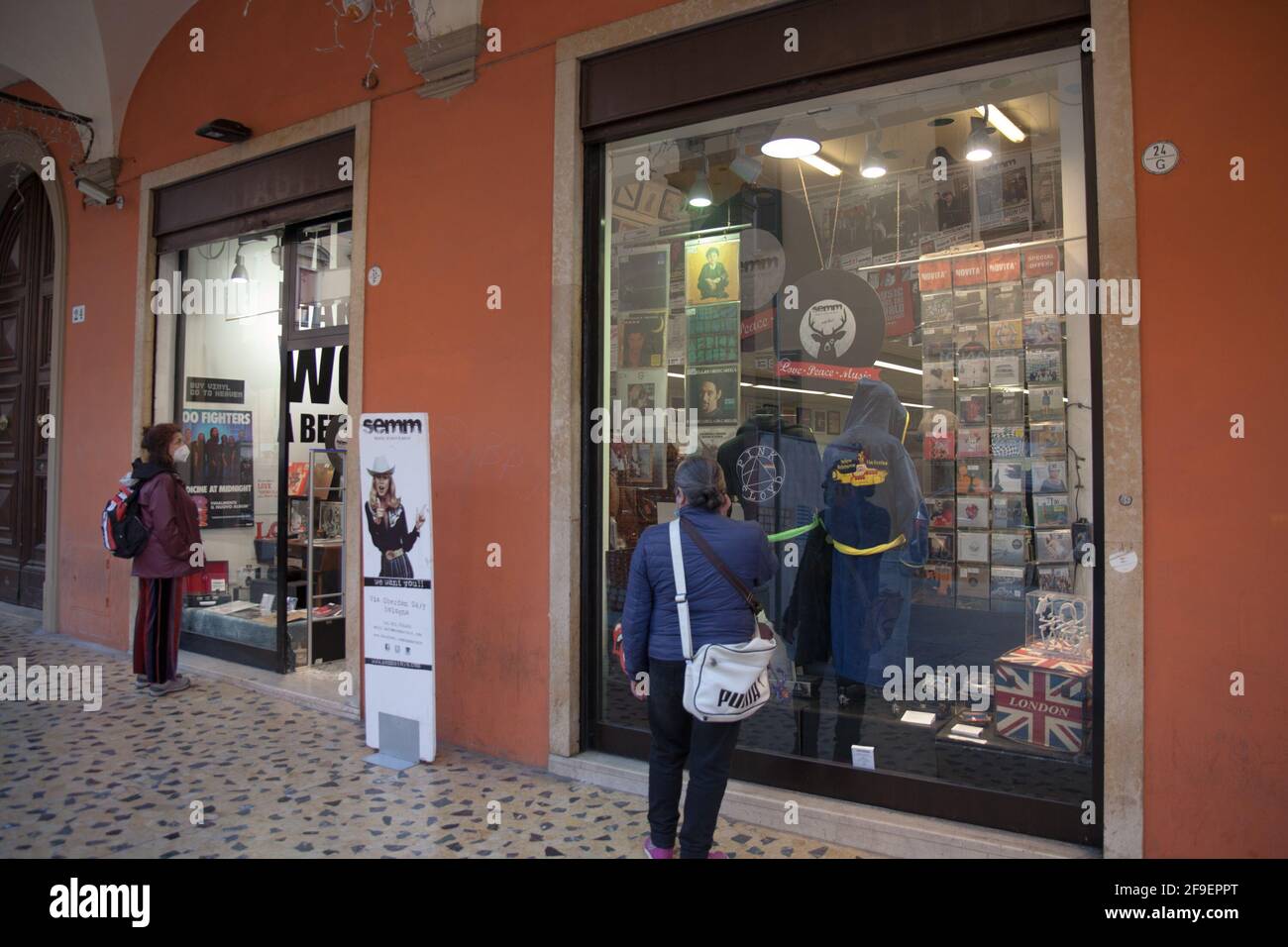 Bolonia, Italia. 16th de Abr de 2021. Reapertura de una tienda de discos independiente en Bolonia. (Foto de Carlo Vergani/Pacific Press) Crédito: Pacific Press Media Production Corp./Alamy Live News Foto de stock