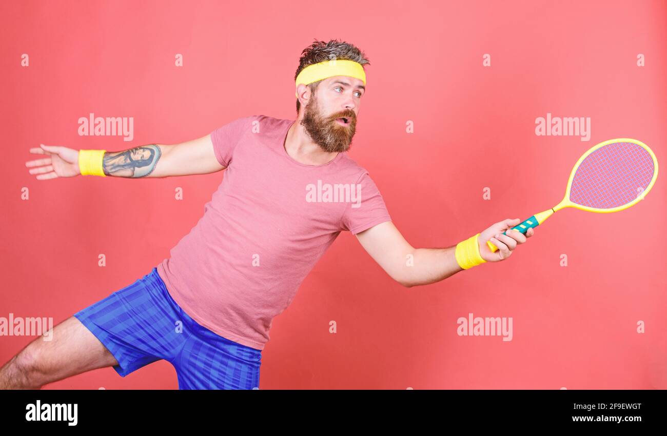 Hombre barbudo ropa de cintura baja conjunto deportivo. Jugador de tenis de  moda retro principiante. Se concentra en la pista de tenis. Tenis deporte y  entretenimiento. Atleta Fotografía de stock - Alamy