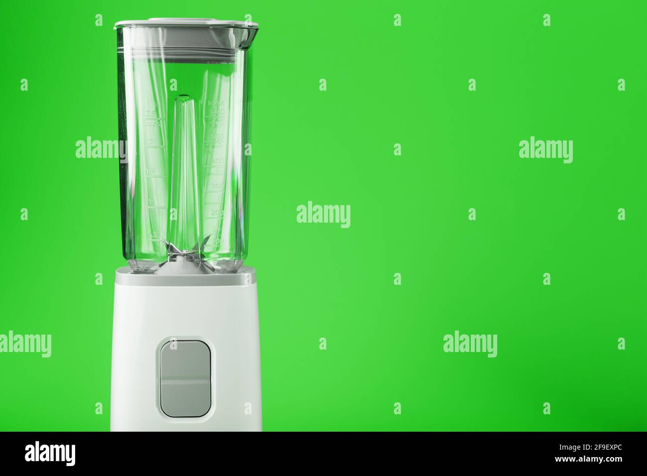 Batidora eléctrica con una jarra vacía sobre un fondo verde. Para hacer  batidos, batidos, salsas y cócteles fríos. Espacio libre Fotografía de  stock - Alamy