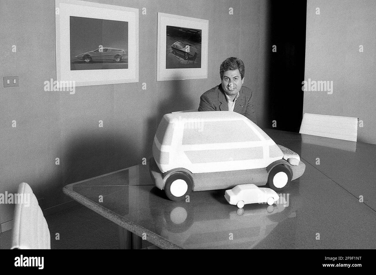 Giorgetto Giugiaro, diseñador italiano de automóviles, jefe de Italdesign, mostrado con los modelos de la Lancia Thena y Cápsula. Turín Italia 1986 Foto de stock