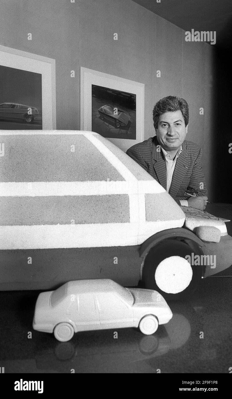 Giorgetto Giugiaro, diseñador italiano de automóviles, jefe de Italdesign, mostrado con los modelos de la Lancia Thena y Cápsula. Turín Italia 1986 Foto de stock