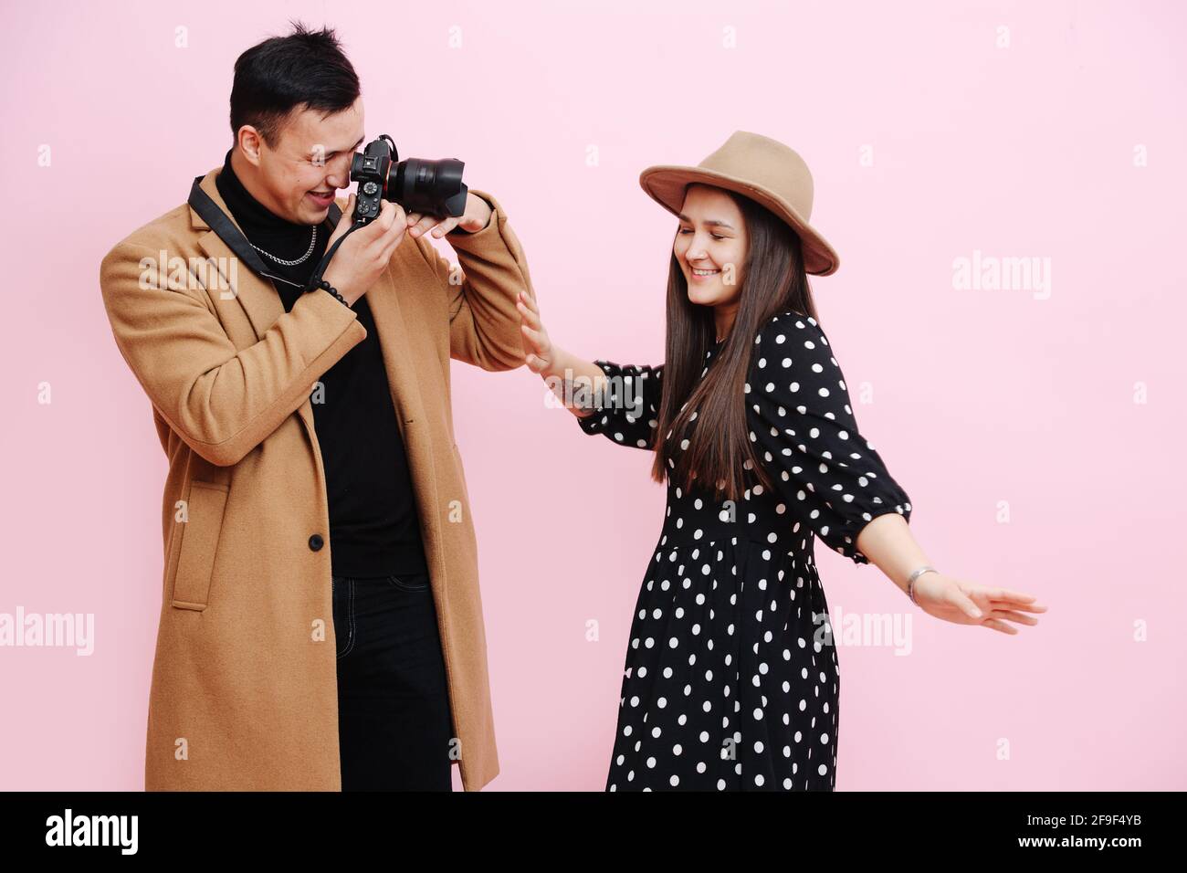 Pareja joven sin preocupaciones, hombre tomando imagen de su mujer en una cámara digital Foto de stock