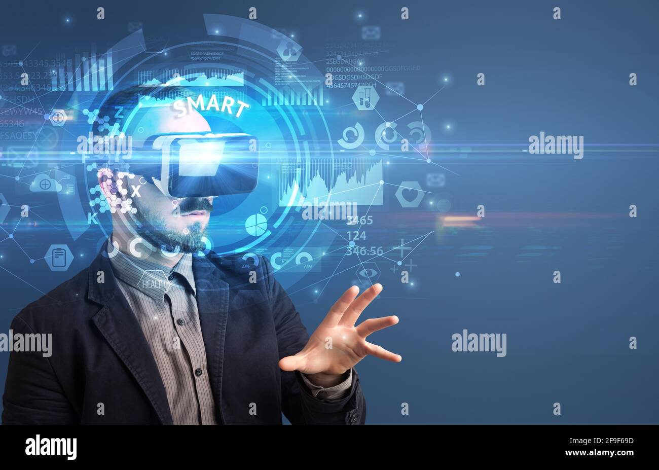 Hombre de negocios mirando a través de gafas VR Foto de stock