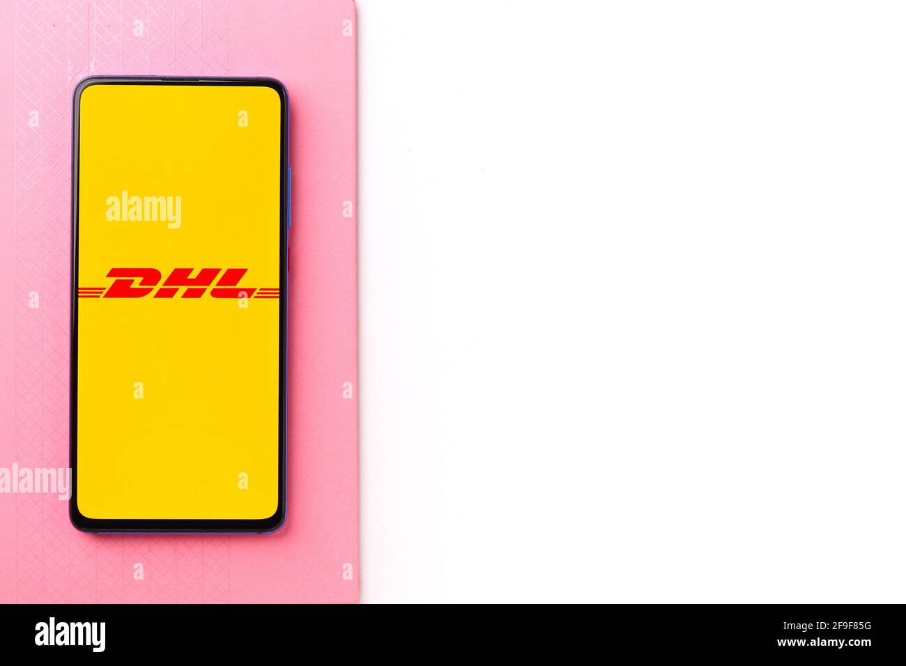 por otra parte, relajarse Nublado Assam, india - 19 de abril de 2021 : Logotipo de DHL en la pantalla del  teléfono imagen de stock Fotografía de stock - Alamy