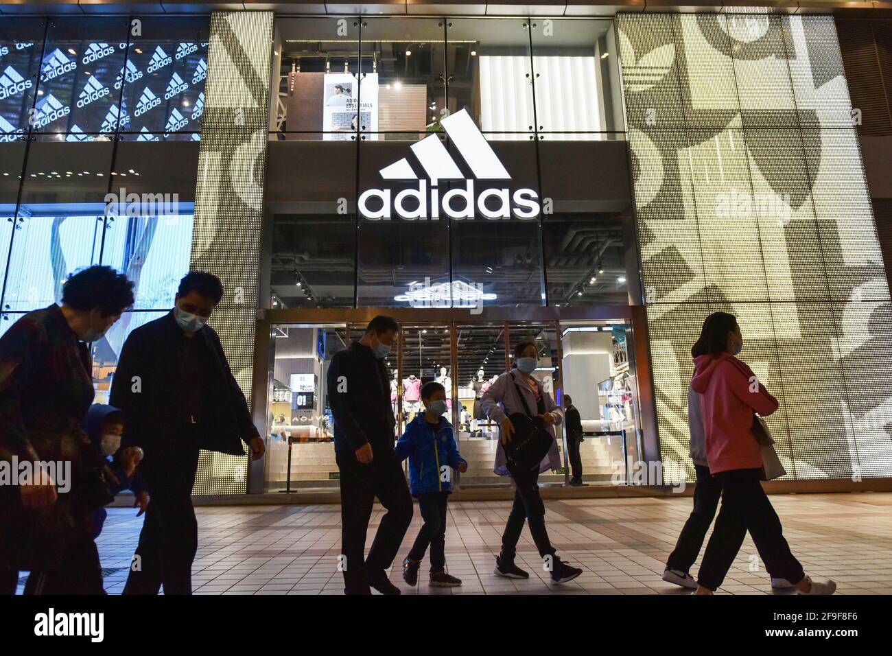 Pekín, China. 17th de Abr de 2021. Las personas que llevan máscaras pasan  por una tienda de adidas en la calle Wangfujing. (Foto de Sheldon†Cooper†/  SOPA Images/Sipa USA) Crédito: SIPA USA/Alamy Live