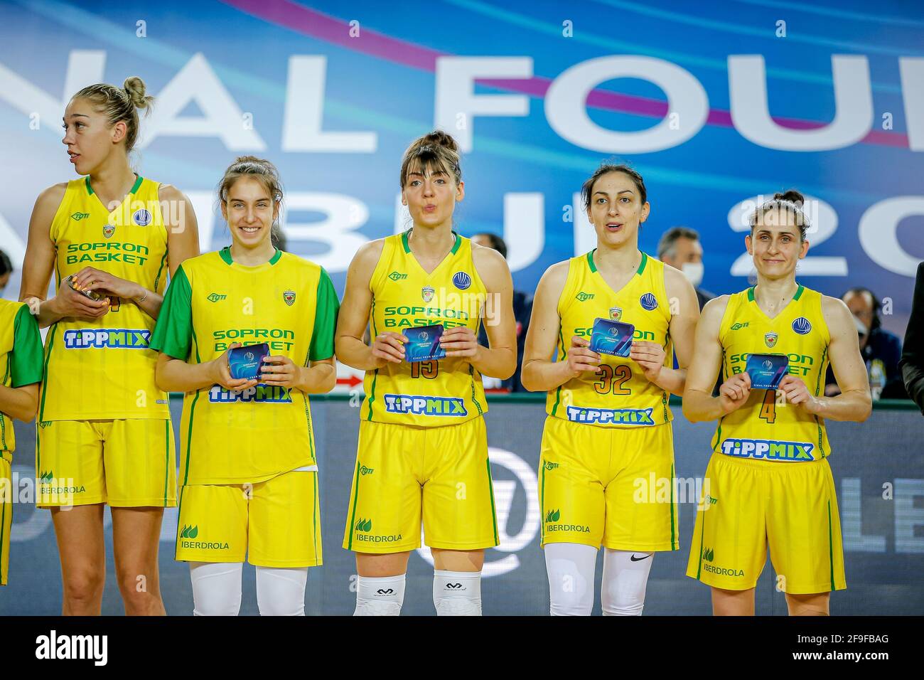 ESTAMBUL, TURQUÍA - 18 DE ABRIL: Jugadores de Sopron Basket durante el  partido de la Euroliga Femenino entre Sopron Basket y Fenerbahce Oznur  Kablo en Volkswagen Arena el 18 de abril de