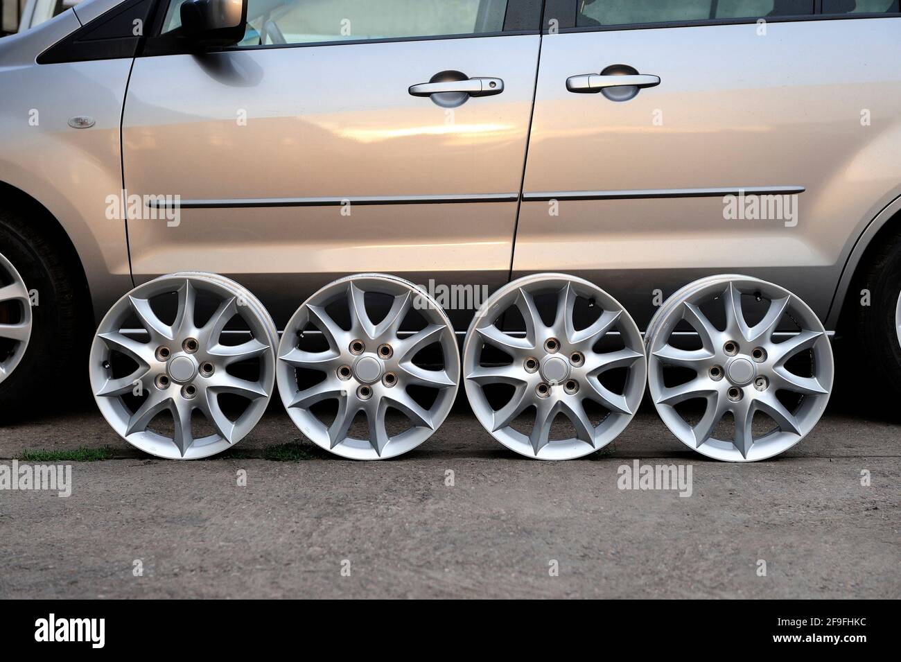 Llantas de aluminio fotografías e imágenes alta resolución - Alamy