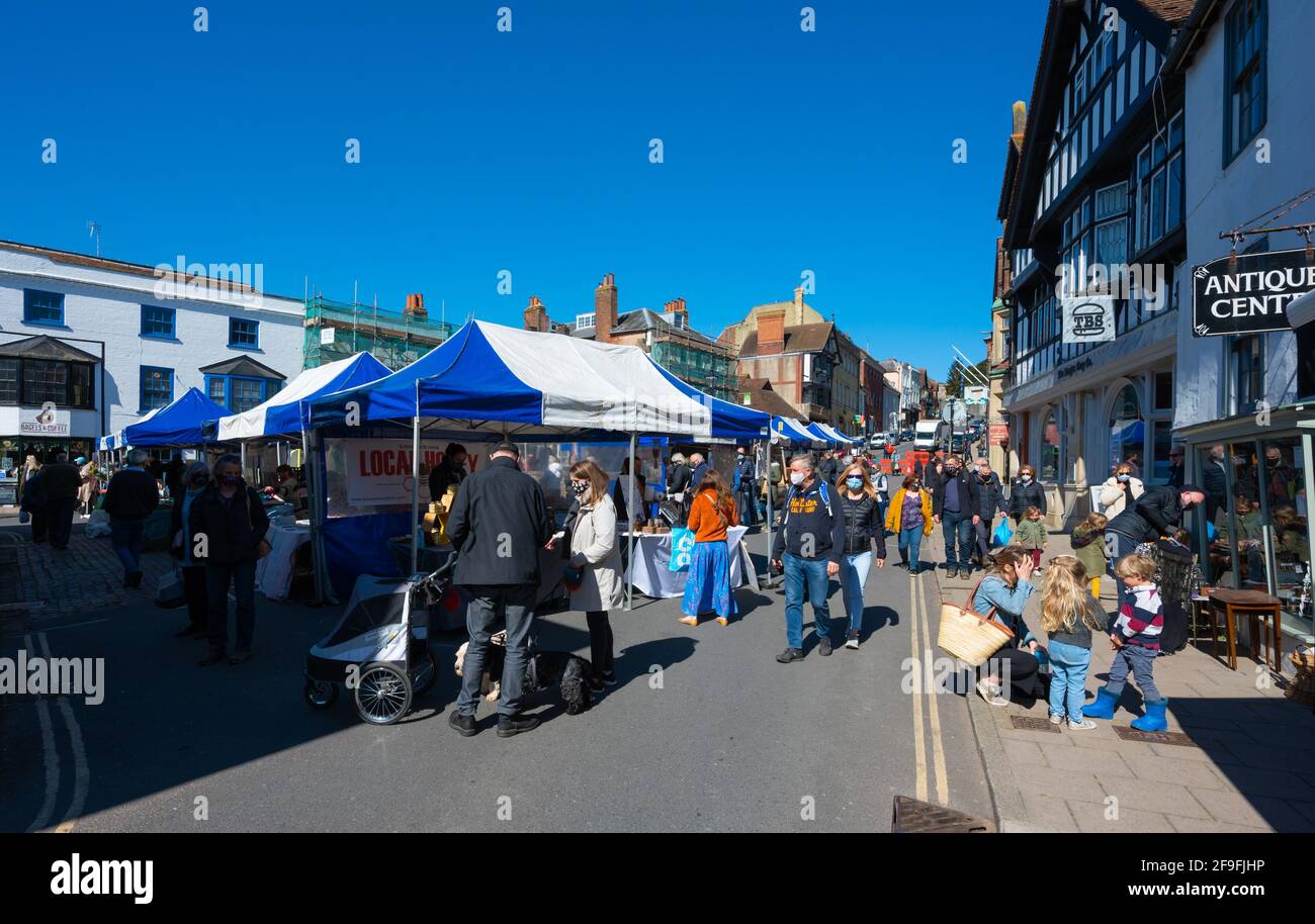 Taburetes del mercado exterior en el mercado mensual de agricultores de Arundel en High Street, donde la gente compra alimentos frescos en Arundel, West Sussex, Inglaterra, Reino Unido. Foto de stock