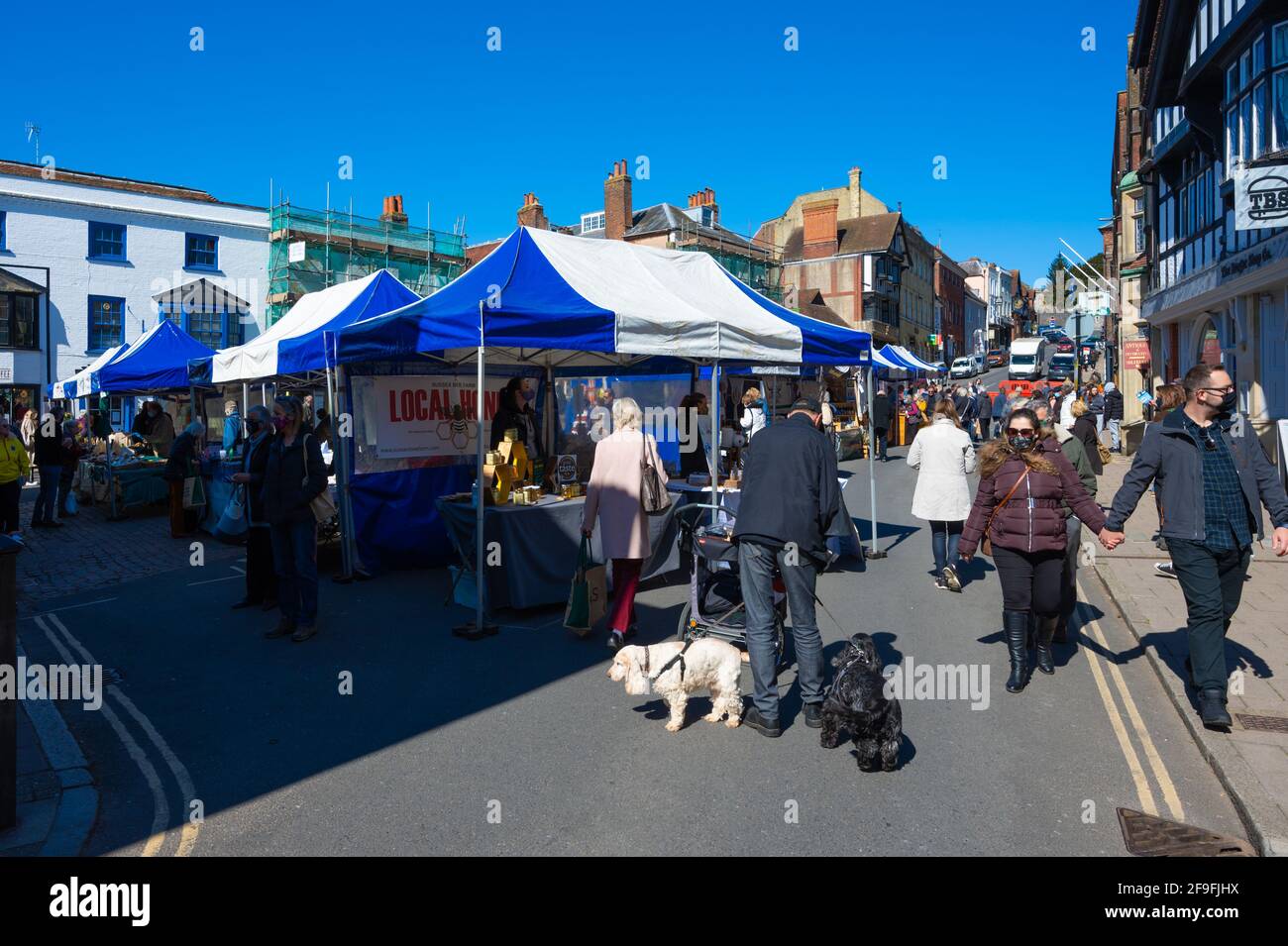 Taburetes del mercado exterior en el mercado mensual de agricultores de Arundel en High Street, donde la gente compra alimentos frescos en Arundel, West Sussex, Inglaterra, Reino Unido. Foto de stock