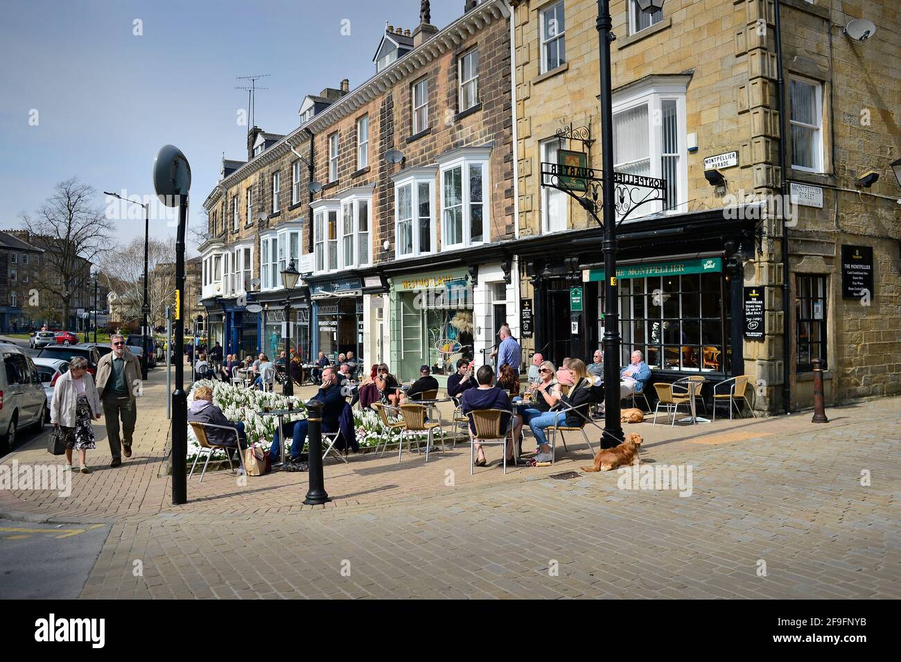 Al aire libre Socializando Harrogate Yorkshire Inglaterra Foto de stock