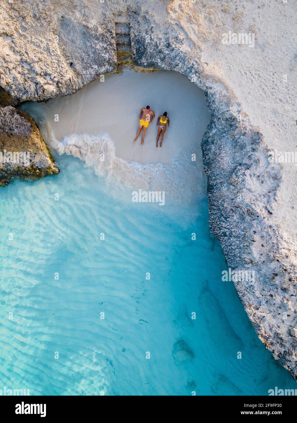 Tres Trapi Steps Triple Steps Beach, Aruba Completamente vacía, Playa popular entre los lugareños y turistas, el océano cristalino Aruba. Caribe, pareja hombre y mujer en un océano cristalino Foto de stock