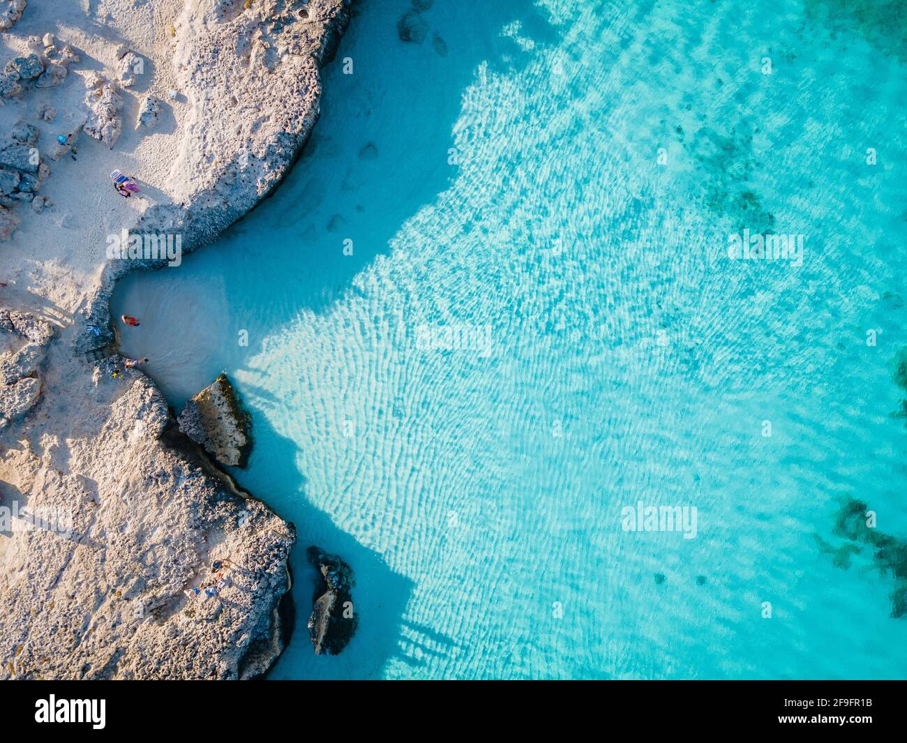 Tres Trapi Steps Triple Steps Beach, Aruba Completamente vacía, Playa popular entre los lugareños y turistas, el océano cristalino Aruba. Caribe, pareja hombre y mujer en un océano cristalino Foto de stock