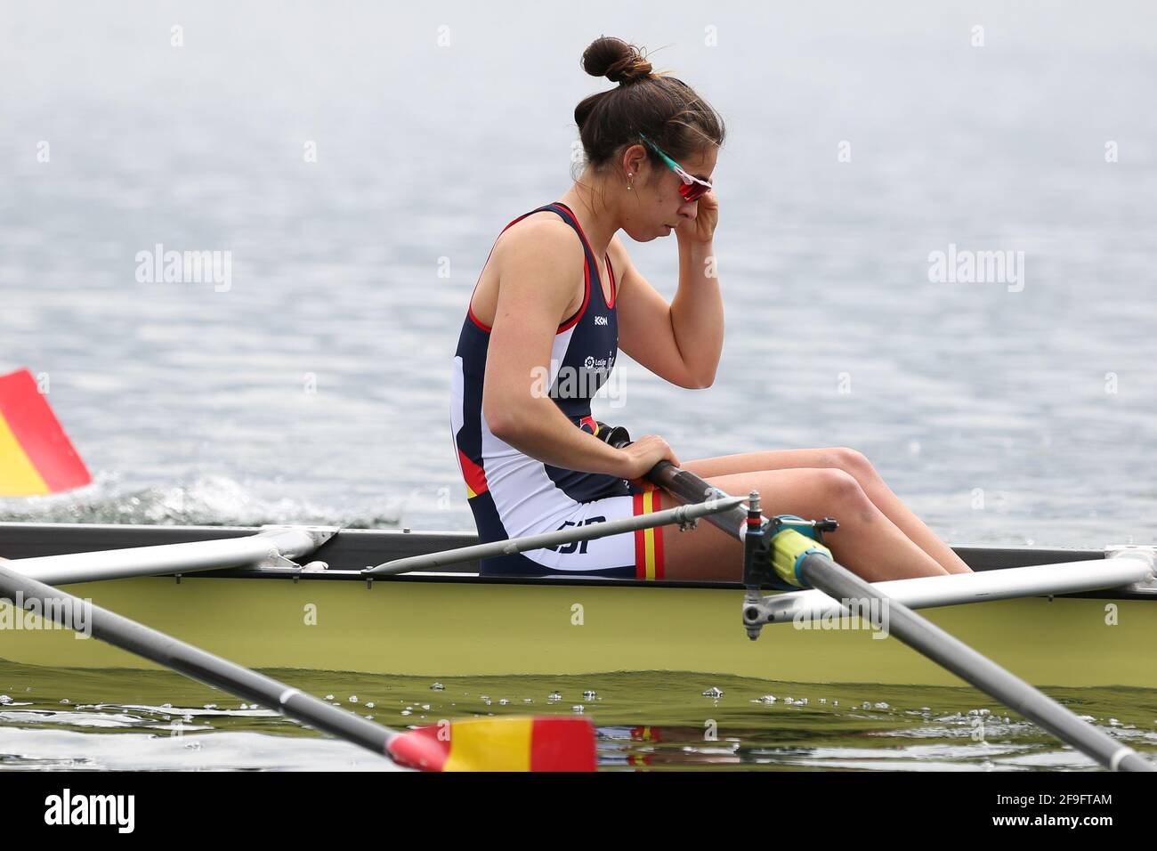 Victoria Cid i Centelles de España compite en la Mujer Cuatro Reechage 1 en el Día 2 en la Remolque Europea Campeonatos en el Lago Varese el 10th de abril Foto de stock