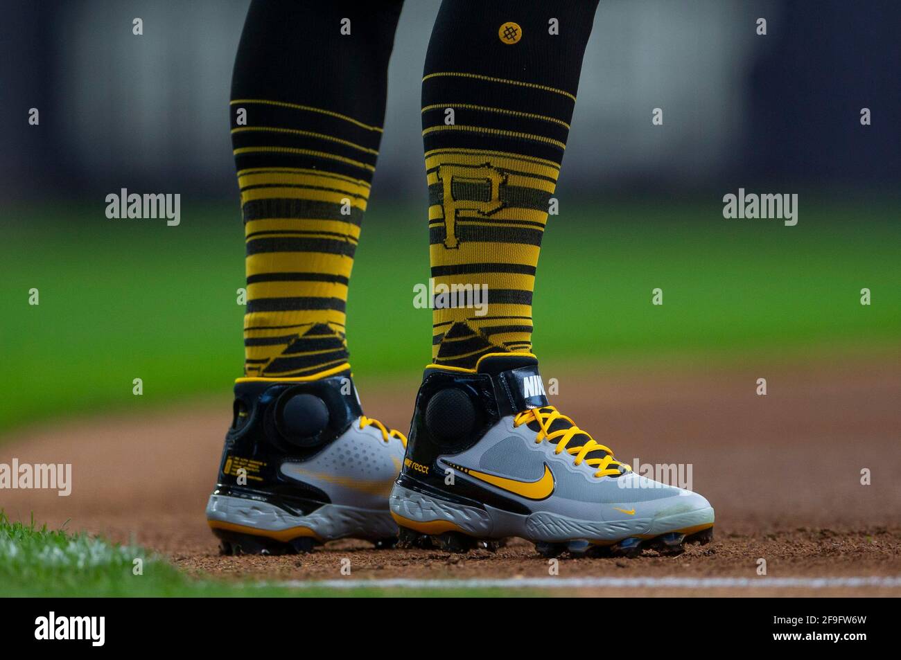 Milwaukee, EE.UU. 17th de Abr de 2021. Zapatillas de béisbol Nike usadas por el segundo baseman de Pittsburgh Pirates Erik González #2 durante el partido de béisbol de las Grandes Ligas