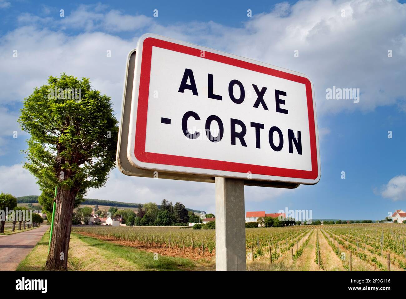 ALOXE CORTON VINEYARDS señal de carretera para Aloxe Corton un famoso Comuna que produce vino de alta calidad Borgoña Cote d'Or Francia Foto de stock