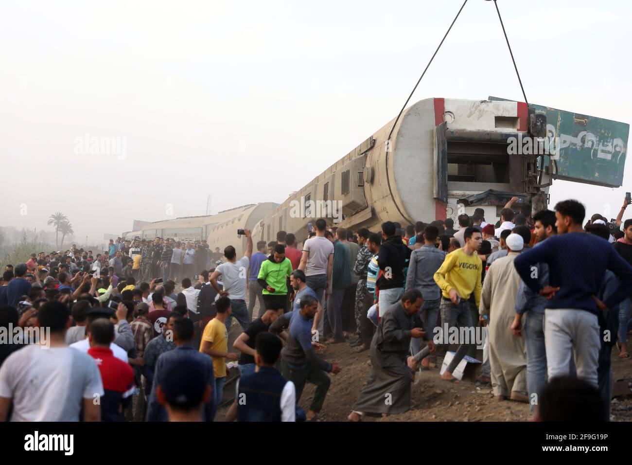 Toukh, Egipto. 18th de Abr de 2021. Los rescatadores trabajan en el sitio de un descarrilamiento de trenes en la ciudad Delta de Toukh, Egipto, el 18 de abril de 2021. Al menos 97 personas resultaron heridas en un descarrilamiento del tren el domingo en la ciudad Delta de Toukh, al norte de la capital egipcia El Cairo, dijo el Ministerio de Salud egipcio. Crédito: Ahmed Gomaa/Xinhua/Alamy Live News Foto de stock