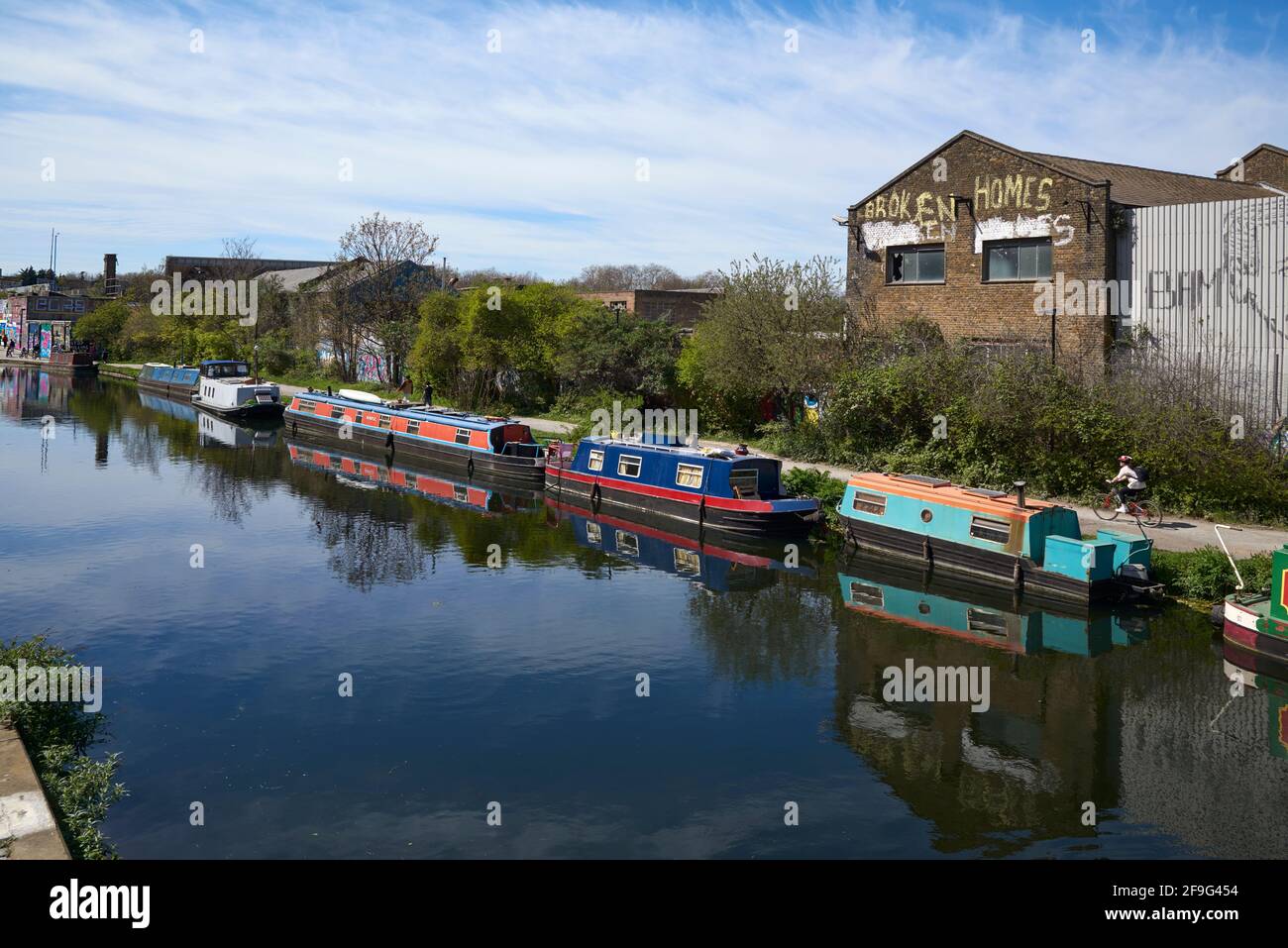El canal Hertford Union en Hackney Wick, East London UK, en primavera Foto de stock