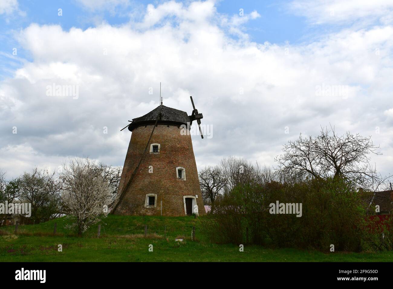 Antiguo molino de viento, Szegvár, Condado de Csongrád, Hungría, Magyarország, Europa Foto de stock