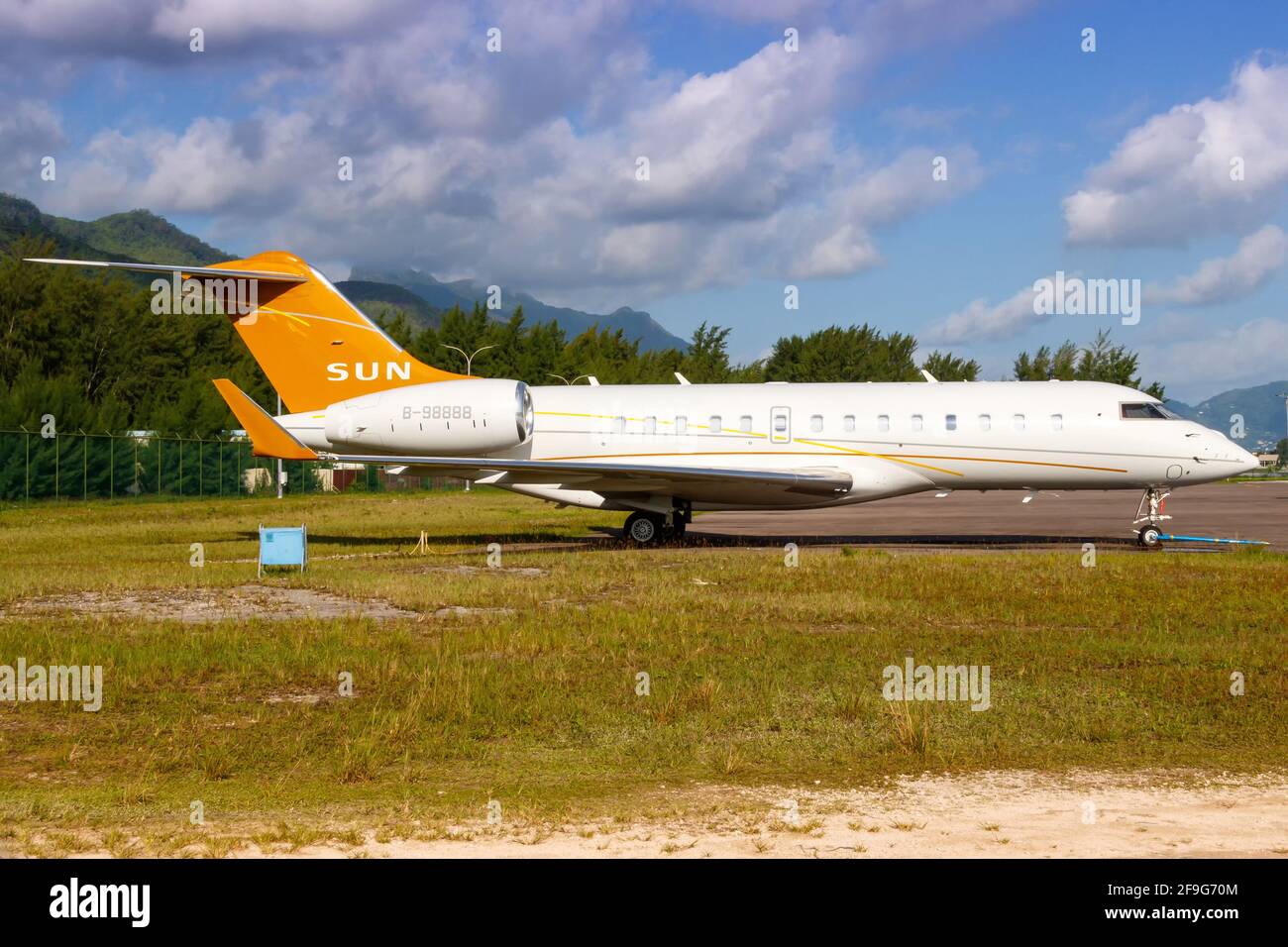 Mahe, Seychelles - 24 de noviembre de 2017: AVIÓN BOMBARDIER Global 5000 de Sun Executive Aviation en el Aeropuerto Internacional de Seychelles (SEZ) en Seychelles Foto de stock