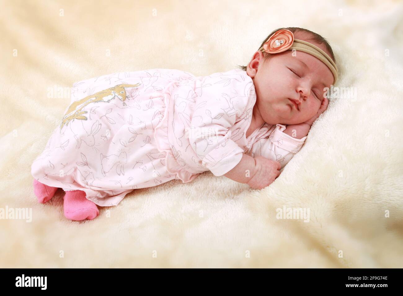 Hermosa Nina Recien Nacido Fotografia De Stock Alamy