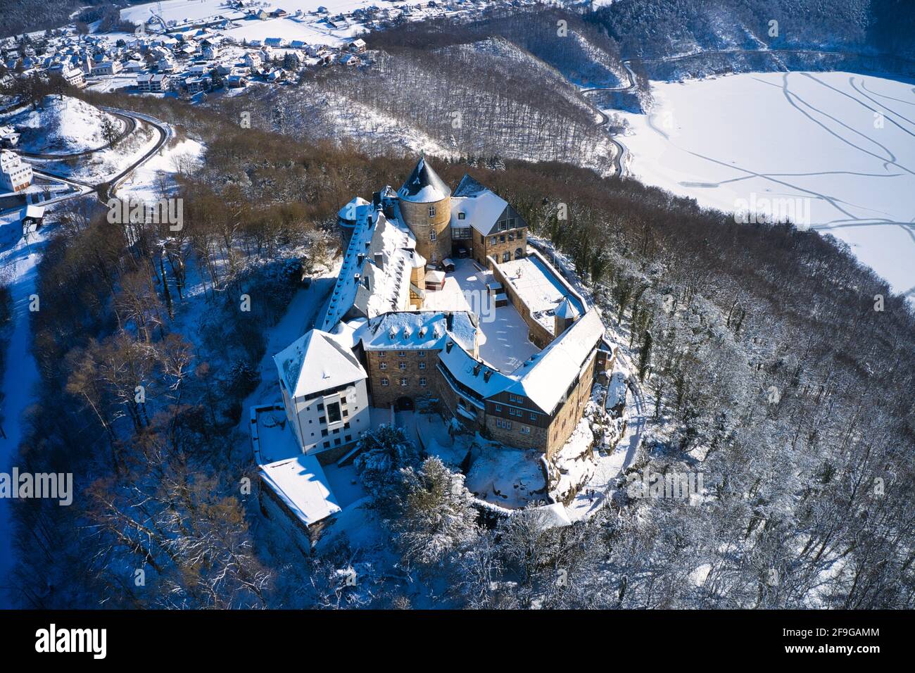 Luftaufnahme von Schloss Waldeck am Edersee im Winter bei Sonnenschein Foto de stock