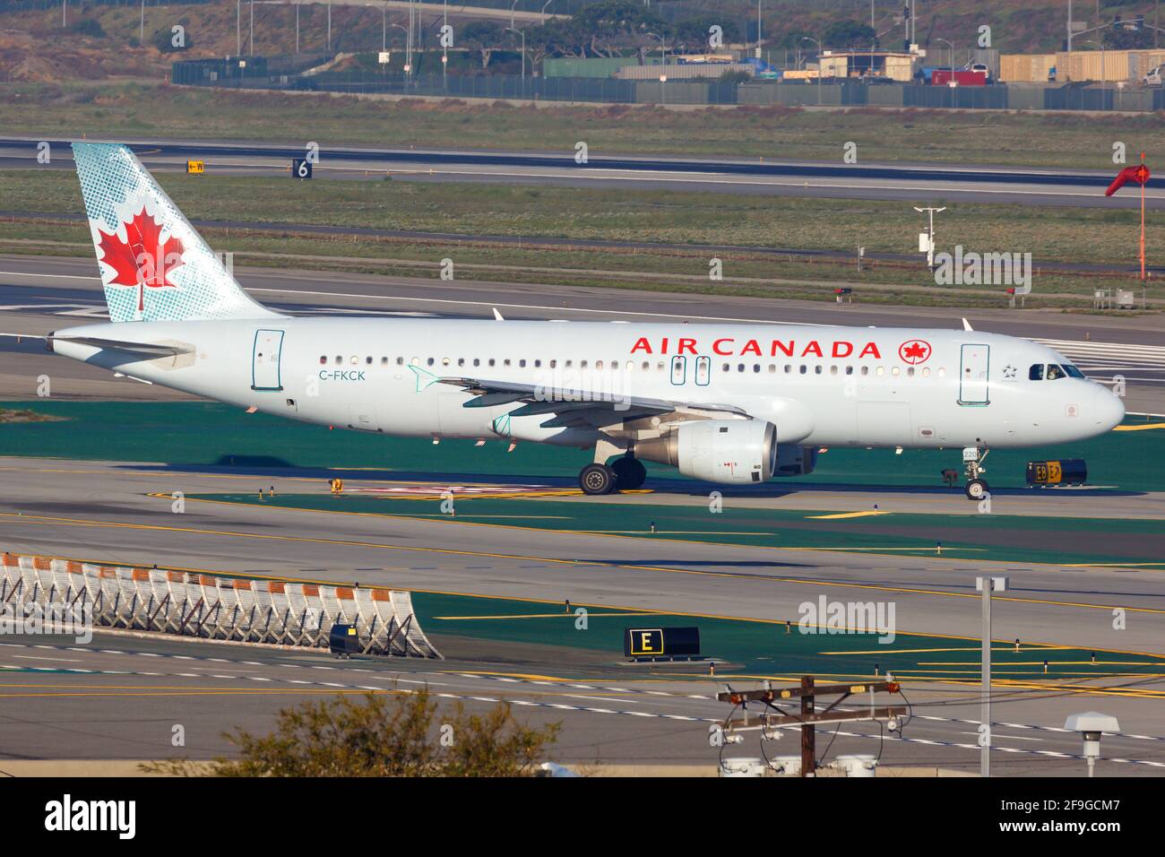 Los Angeles, USA - 22. 2016 de febrero: Airbus A320 de Air Canada en el aeropuerto de Los Ángeles (LAX) en EE.UU. Airbus es un fabricante de aviones de Toulouse Foto de stock