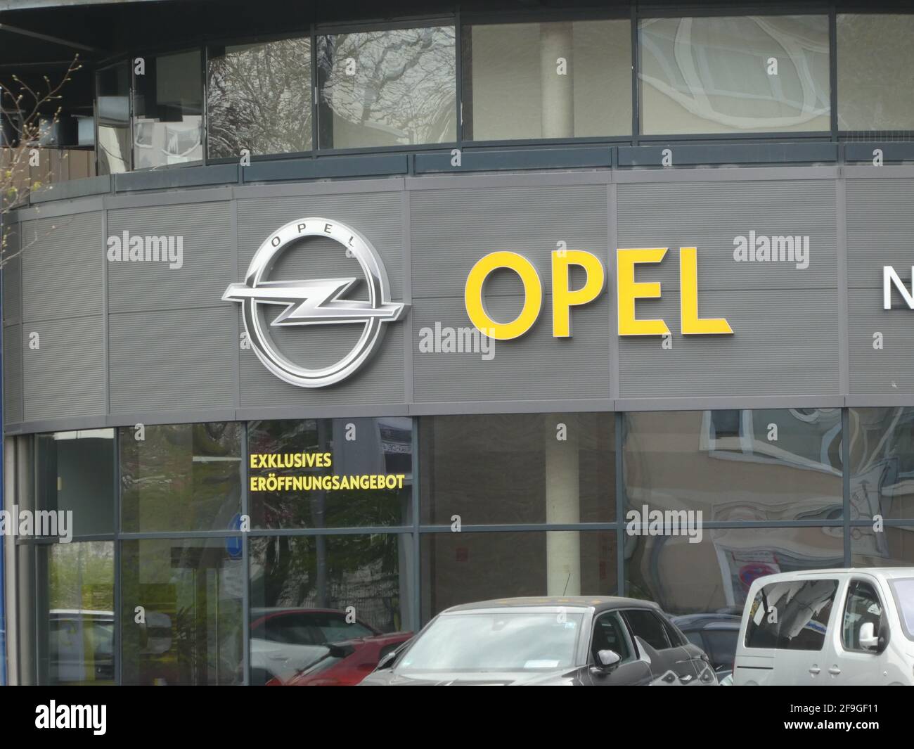 Colonia, Alemania. 18th de Abr de 2021. Logo, letras del fabricante de automóviles OPEL, pertenece al grupo PSA, holding de automóviles Stellantis Crédito: Horst Galuschka/dpa/Horst Galuschka dpa/Alamy Live News Foto de stock