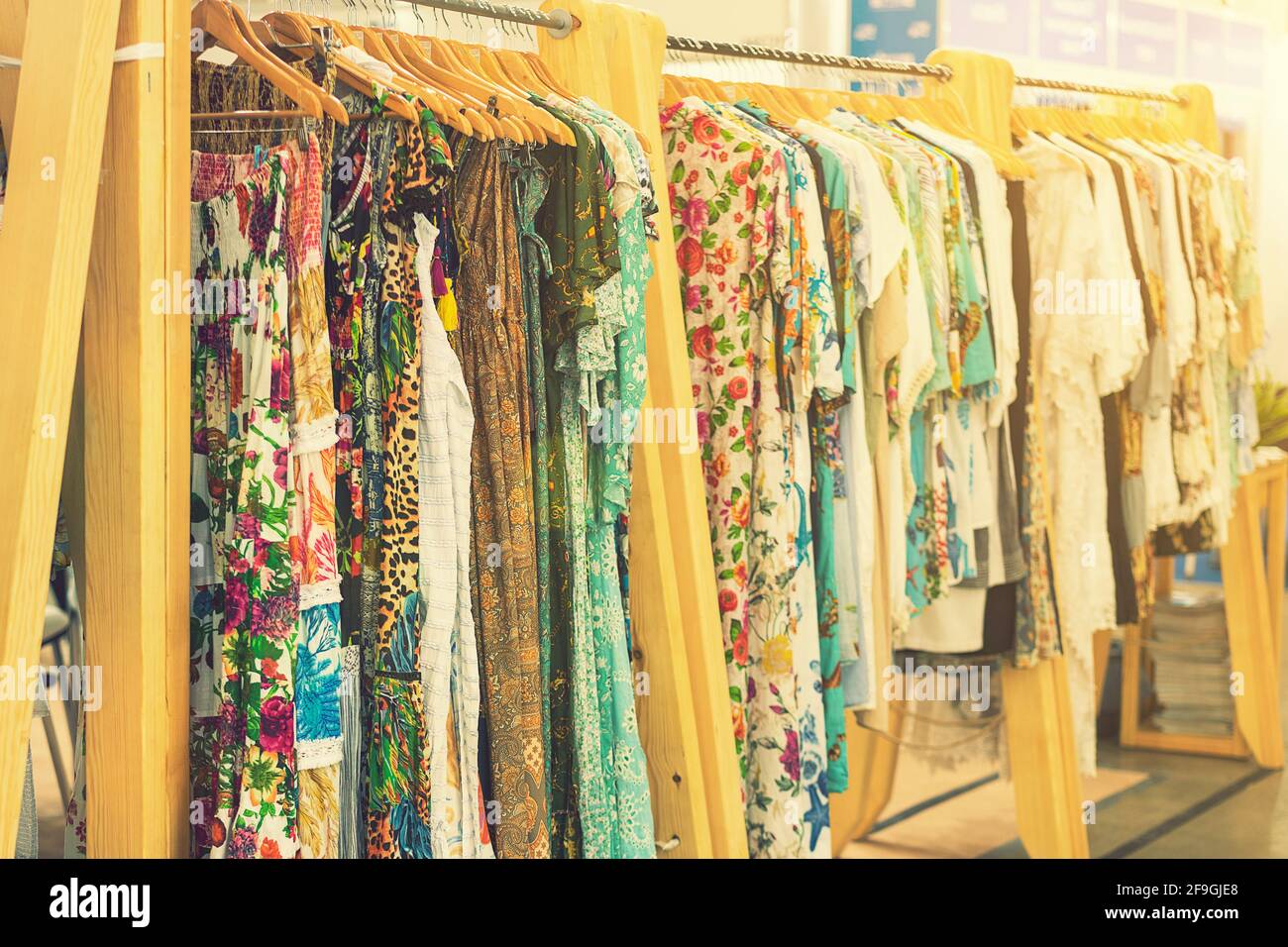 ropa para mujeres de primavera y verano en la tienda. ropa moderna y  brillante en una boutique. Concepto de interior de tienda de ropa de cadera para  mujer. Concepto de elección Fotografía