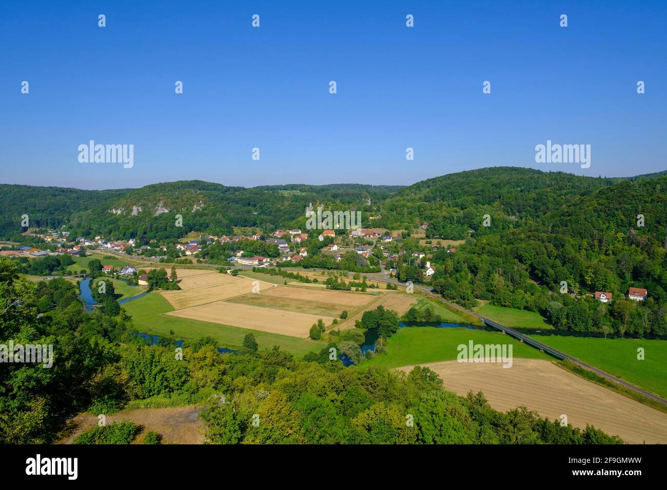 Streitberg pueblo, río Wiesent, valle de Wiesent, Suiza Franconia, Alta Franconia, Franconia, Baviera, Alemania Foto de stock