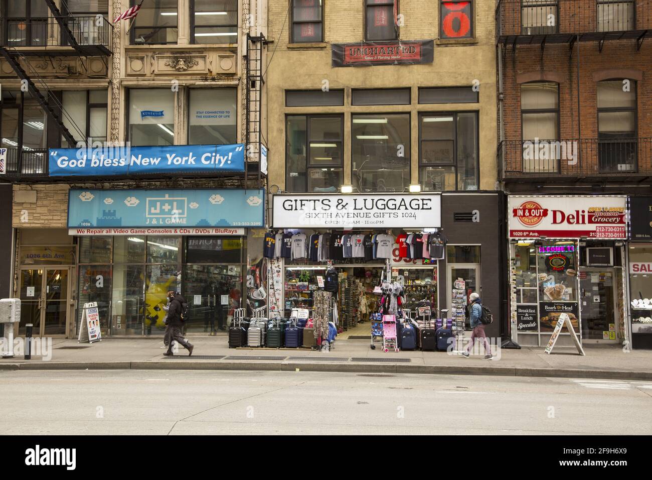 Variedad de pequeñas empresas en 6th Avenue entre 38th y 39th calles en el centro de Manhattan, Nueva York. Foto de stock