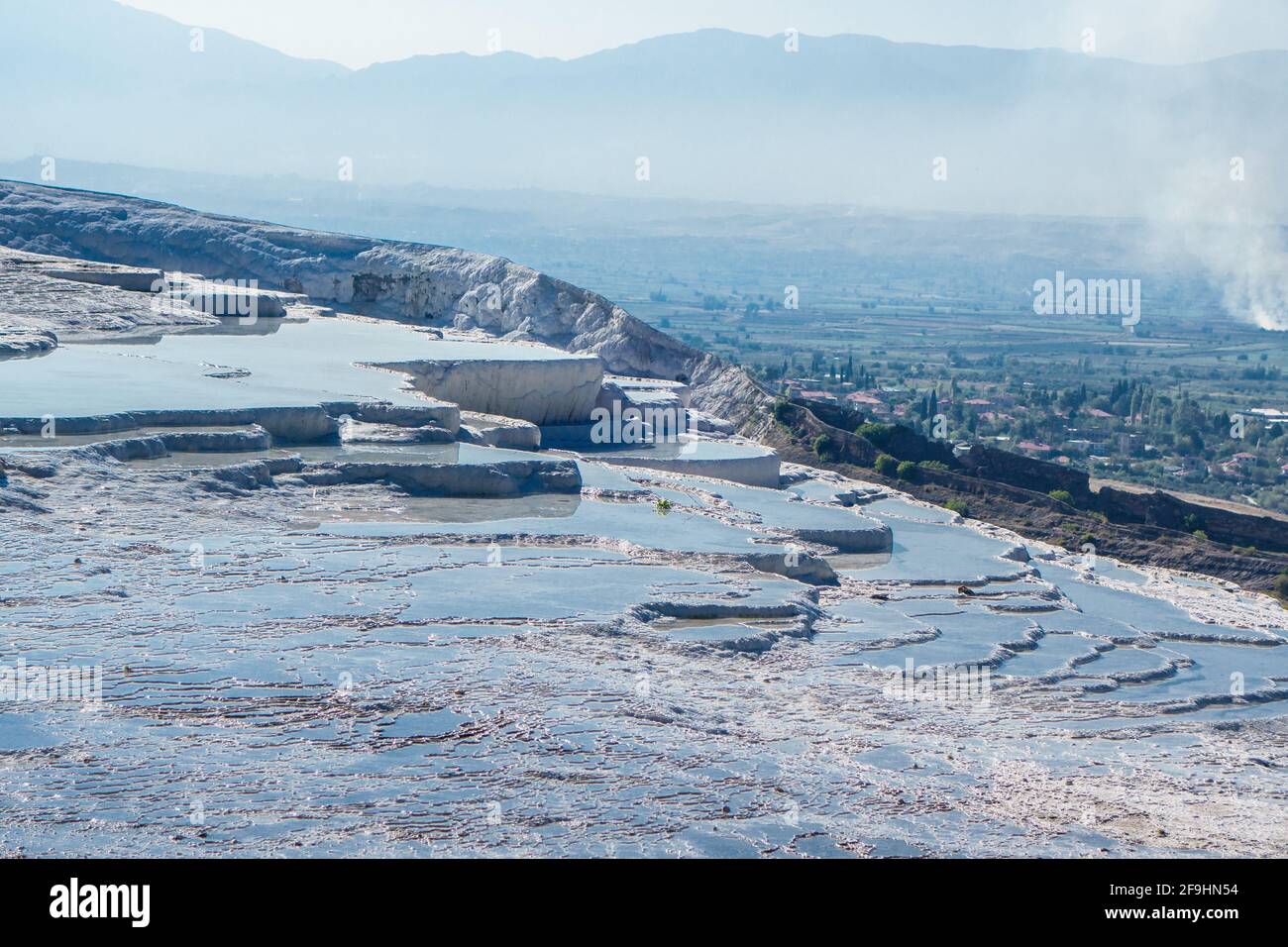 Terrazas travertinas en la parte norte de la antigua ciudad Hierápolis, Turquía. Piscinas naturales llenas de agua mineral. La ciudad y la reserva están incluidas en la UNESCO Foto de stock
