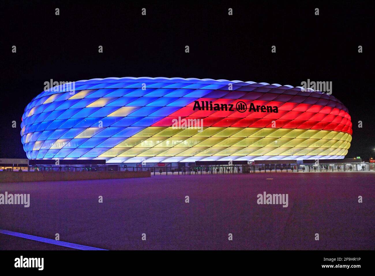 Campeonato Europeo de Munich - UEFA exige la garantía de audiencia! La Unión Europea de Fútbol ha aumentado la presión sobre la sede alemana de los EM en Munich y ha fijado un plazo para la garantía de los espectadores. La reunión ejecutiva del 19th de abril deberá presentar información adicional sobre los planes. Foto de archivo: Iluminación especial en EL ALLIANZ ARENA. El FC Bayern Munich y la Bundesliga apoyan la solicitud de acogida de la UEFA EURO 2024. Estadio de fútbol, estadio de fútbol, estadio, FC Bayern Munich, aftertake, cielo nocturno, afterthimmel, iluminado, luz, estado de ánimo, ambiente nocturno, visión general, disparo largo, arco Foto de stock