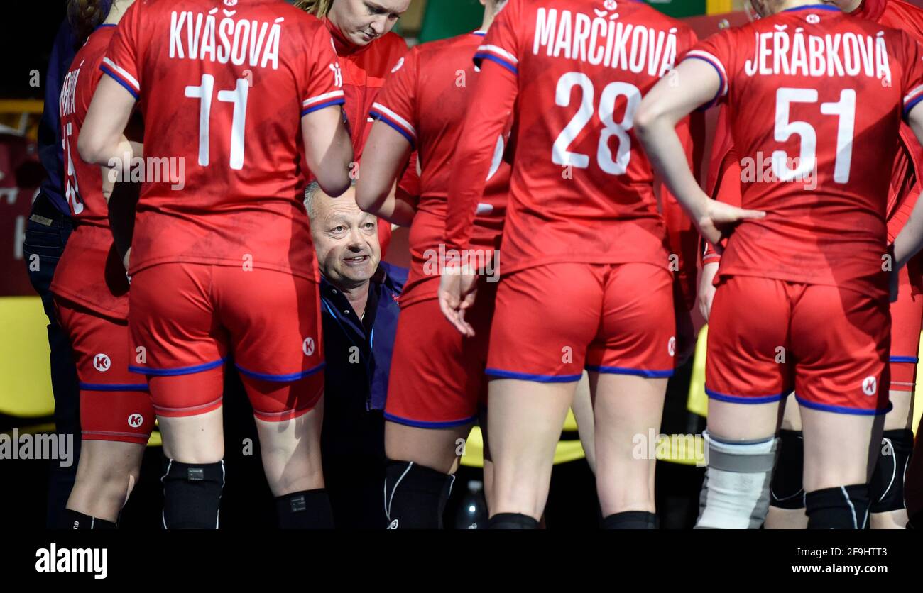 Zubri, República Checa. 17th de Abr de 2021. El entrenador checo Jan Basny  habla con sus jugadores durante el partido de apertura de la clasificación  de play-off para el Campeonato Mundial Femenino