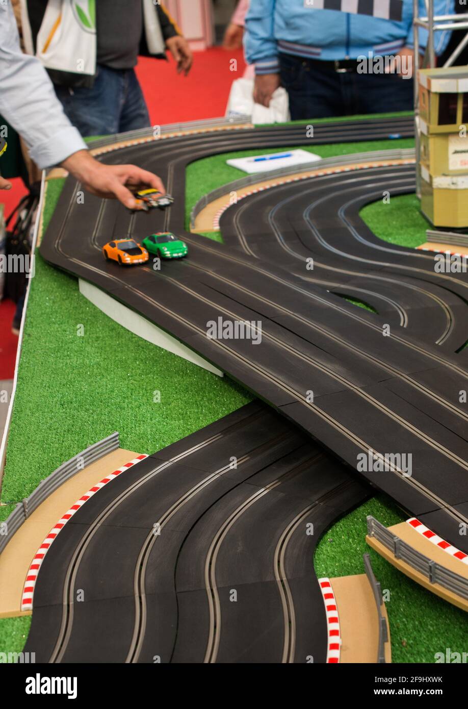 pista de carreras de coches de juguete y coches de juguete Fotografía de  stock - Alamy