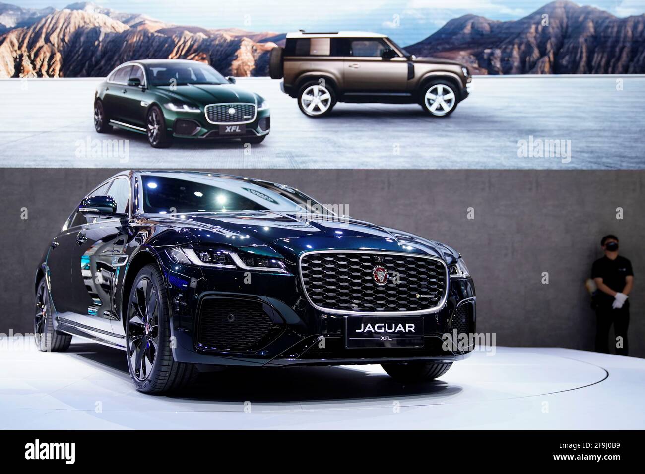 Un vehículo Jaguar XFL se muestra en el stand de Jaguar Land Rover durante un día de prensa para la feria Auto Shanghai en Shanghai, China, 19 de abril de 2021. Canción REUTERS/Aly Foto de stock