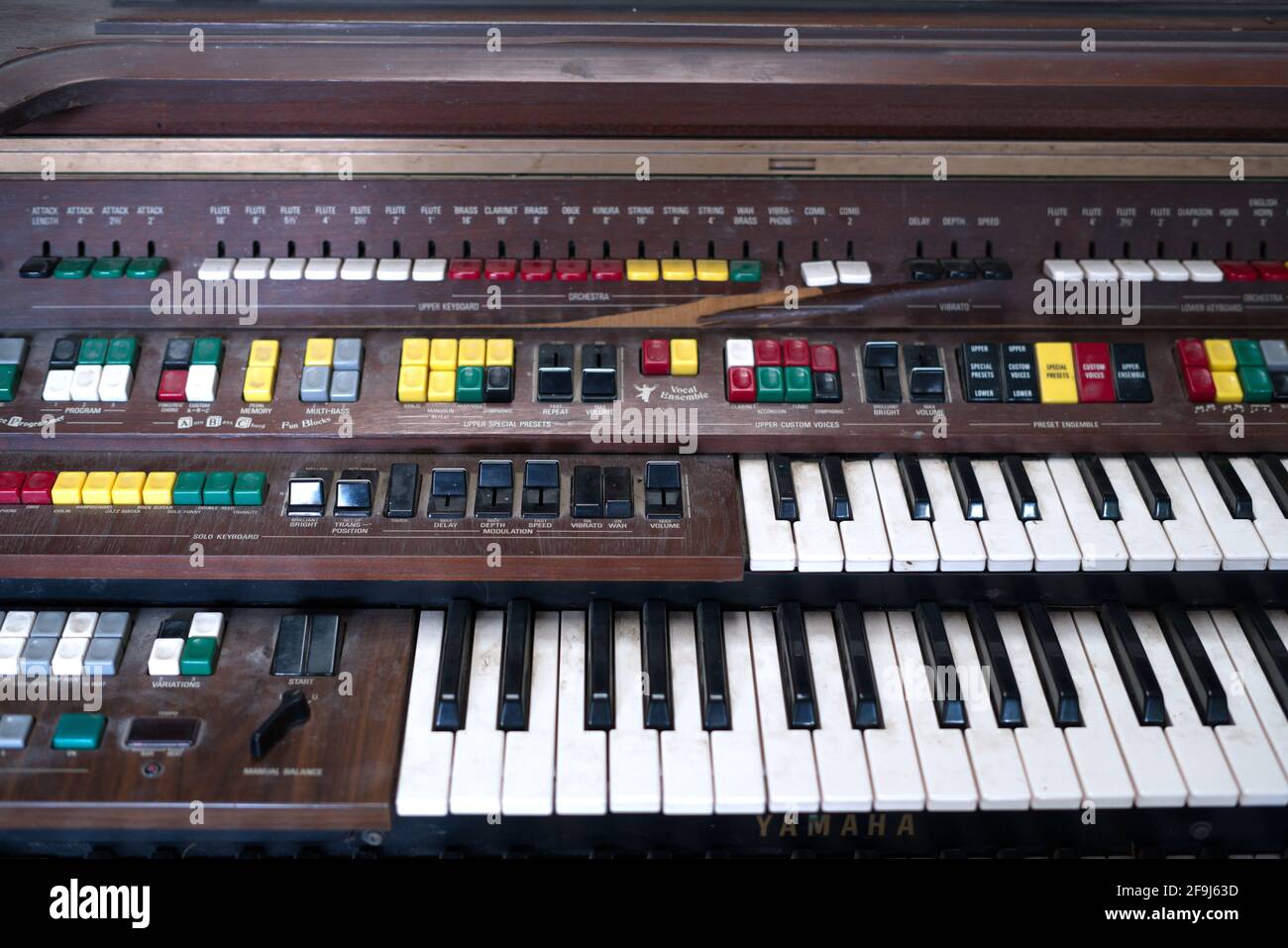 El teclado de piano grande Vintage. Muchas teclas y botones en un gran órgano  antiguo de la iglesia. Bangkok, Tailandia, 5 de enero de 2020 Fotografía de  stock - Alamy