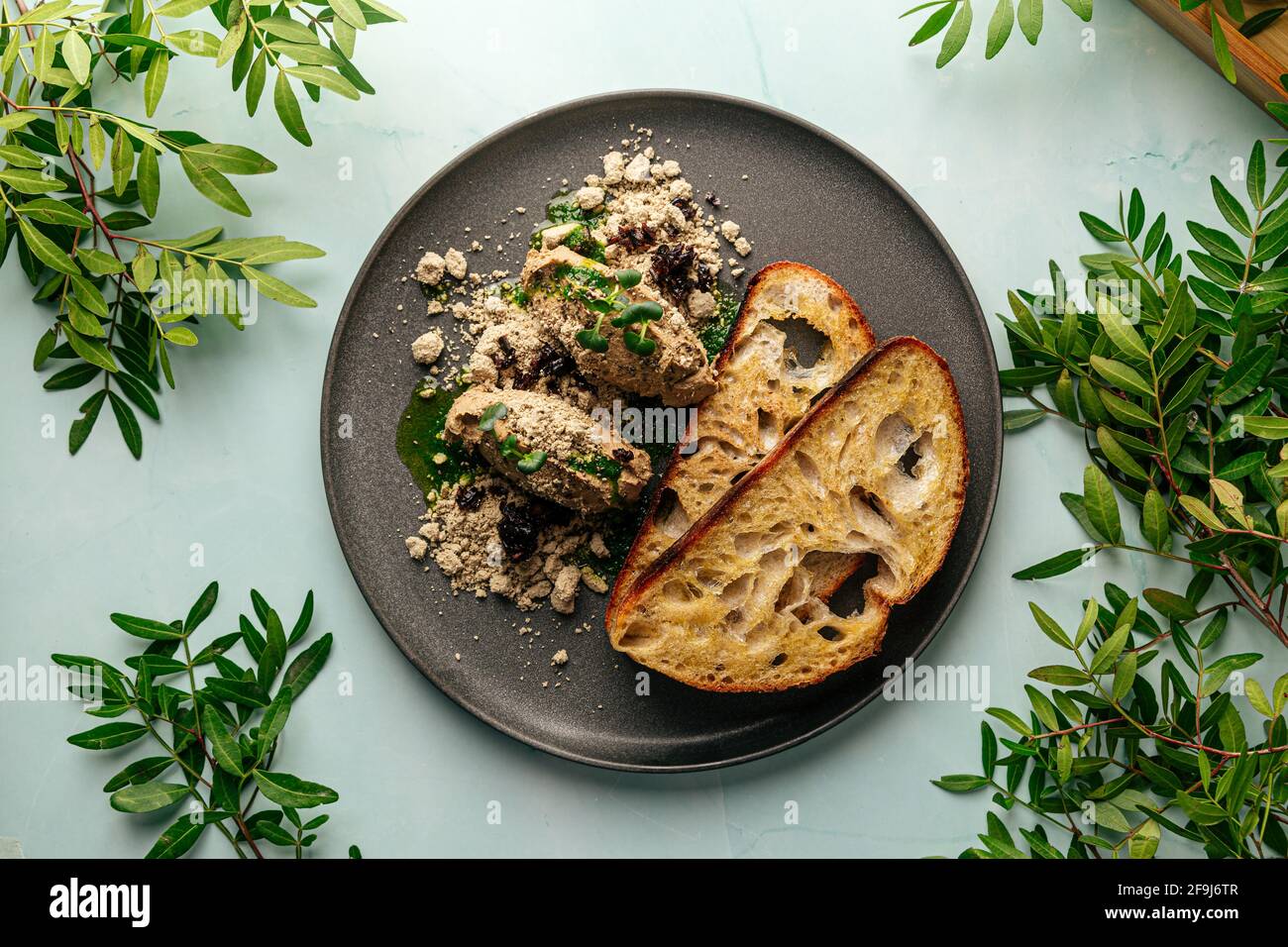 Toasts pate de hígado de pollo con halva y ciruelas pasas Fotografía de