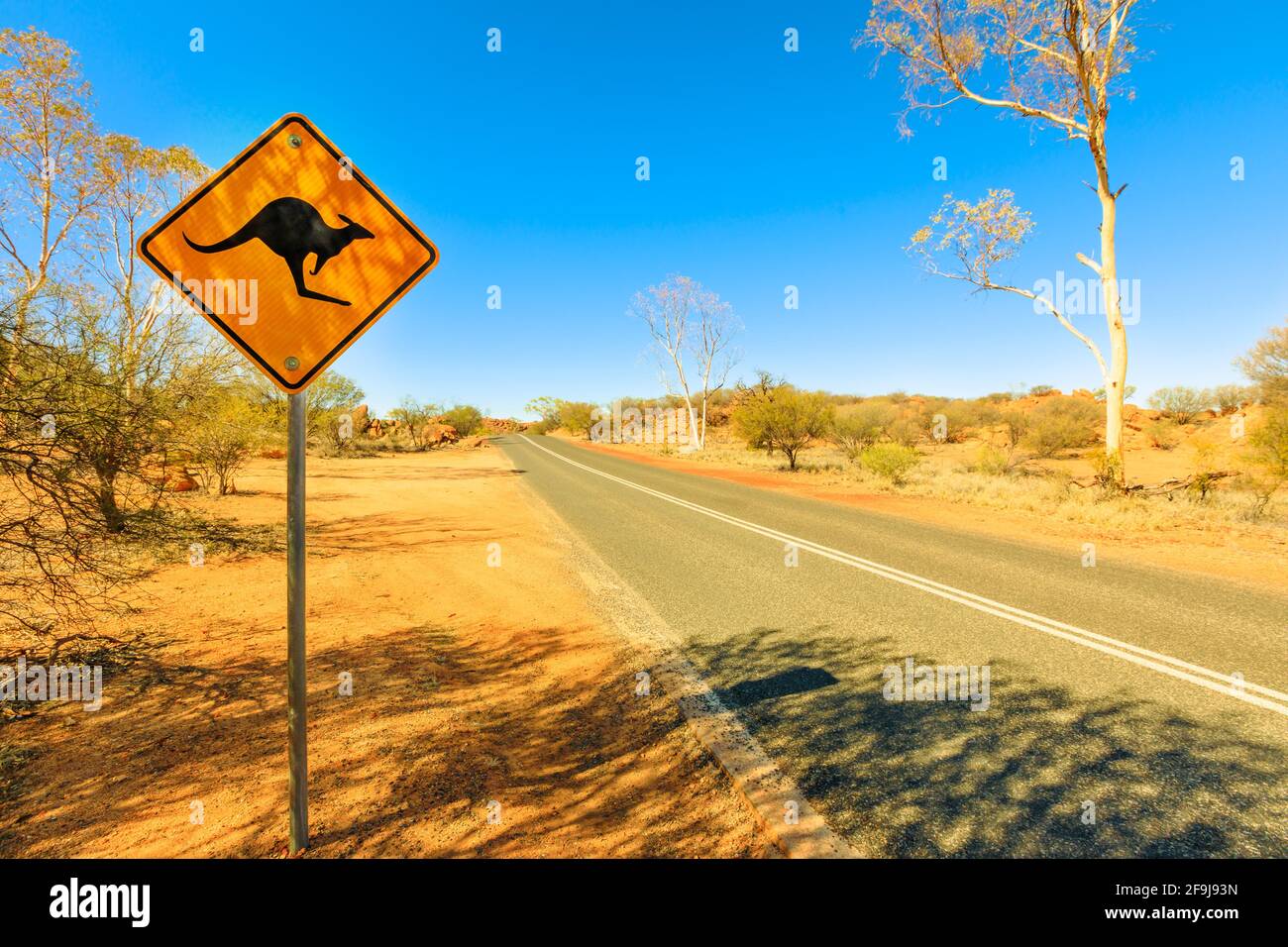 Señal de cruce de animales roadsign fotografías e imágenes de alta