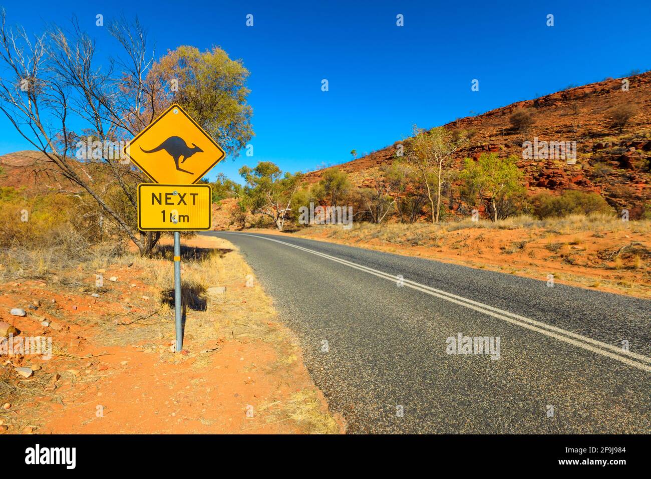 Señal de cruce de animales roadsign fotografías e imágenes de alta