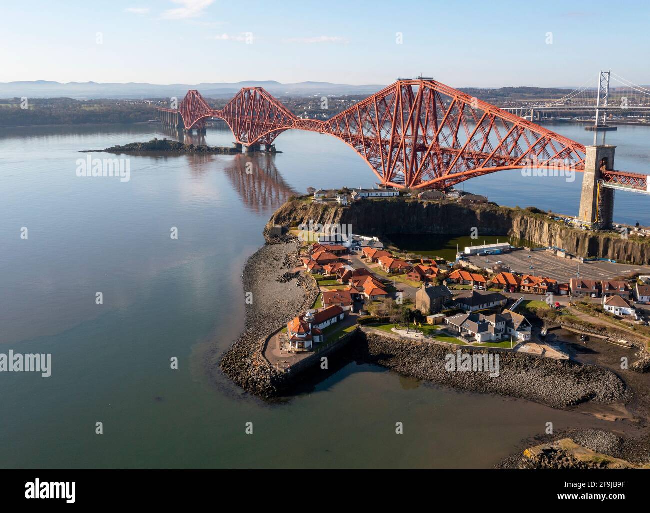 Vista aérea del puente Forth Rail Bridge en North Queensferry. El puente completado en 1889 abarca el Firth of Forth entre North y South Queensferry. Foto de stock