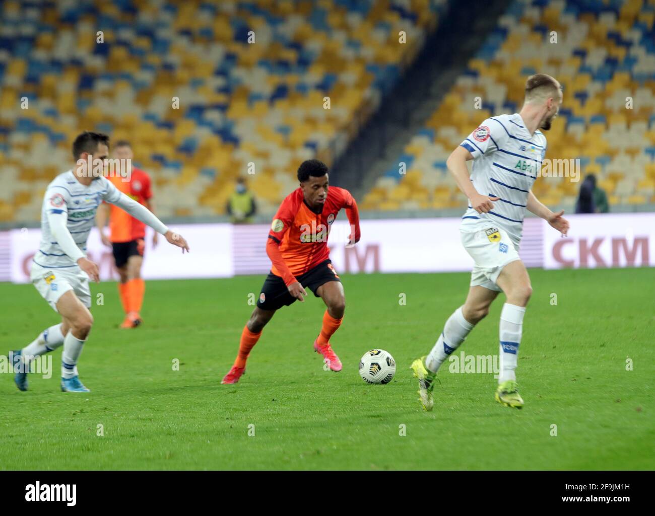 KIEV, UCRANIA - 17 DE ABRIL de 2021 - El centrocampista Marcos Antonio (C) del FC Shakhtar Donetsk controla el balón durante el partido de la Liga Premier de Ucrania en 2 Foto de stock