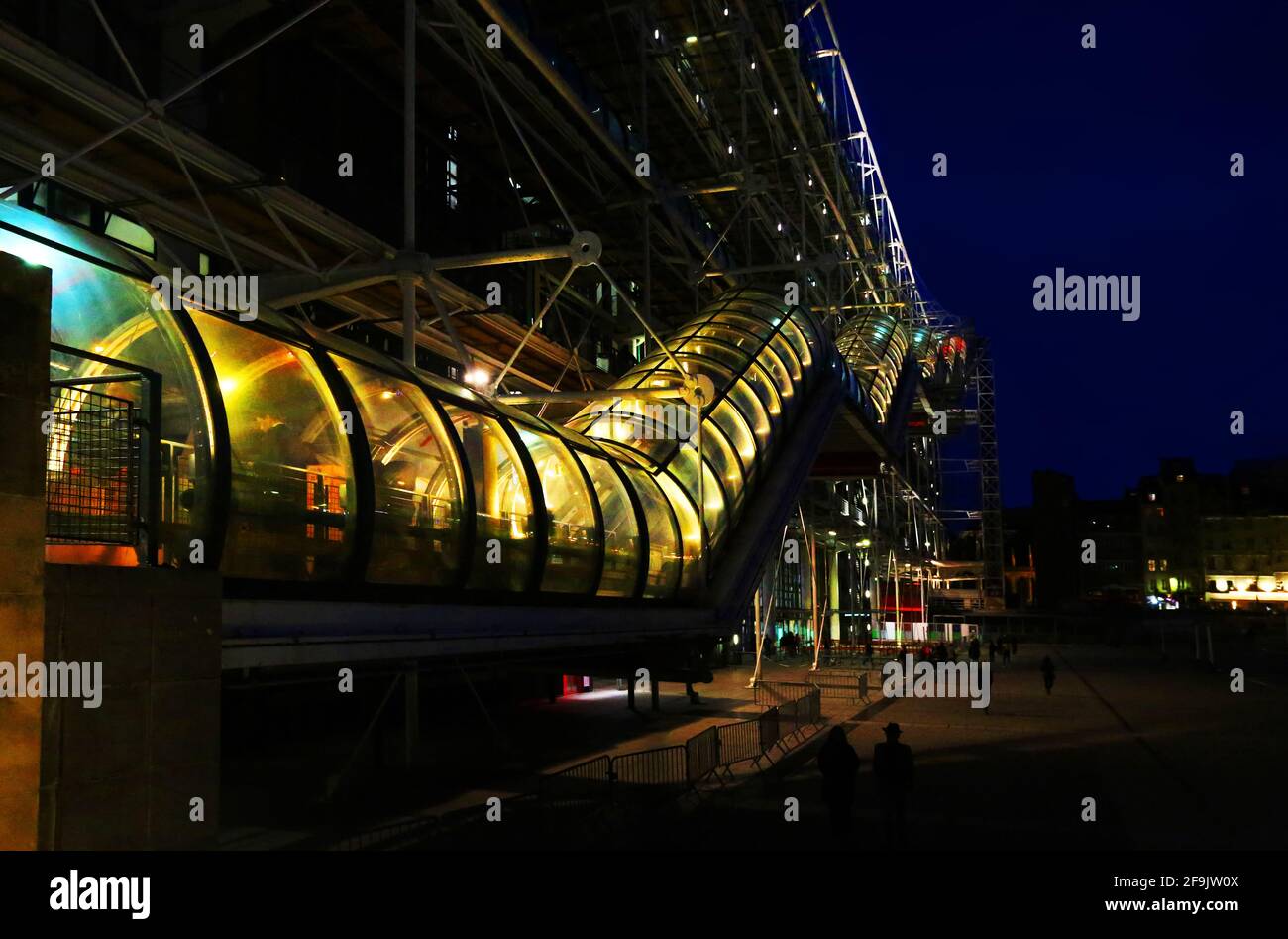 Beleuchtete Röhre des Centre Pompidou Nationales Zentrum der Kunst & Kultur am Beaubourg en París en Frankreich Foto de stock