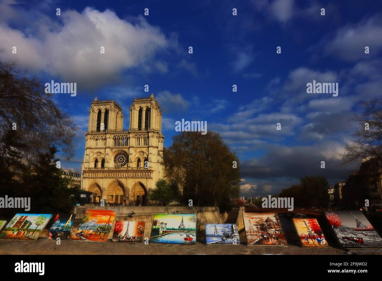 Blauer Himmel und beleuchtete Türme vom Gotteshaus und Kirche Notre Dame en París Foto de stock