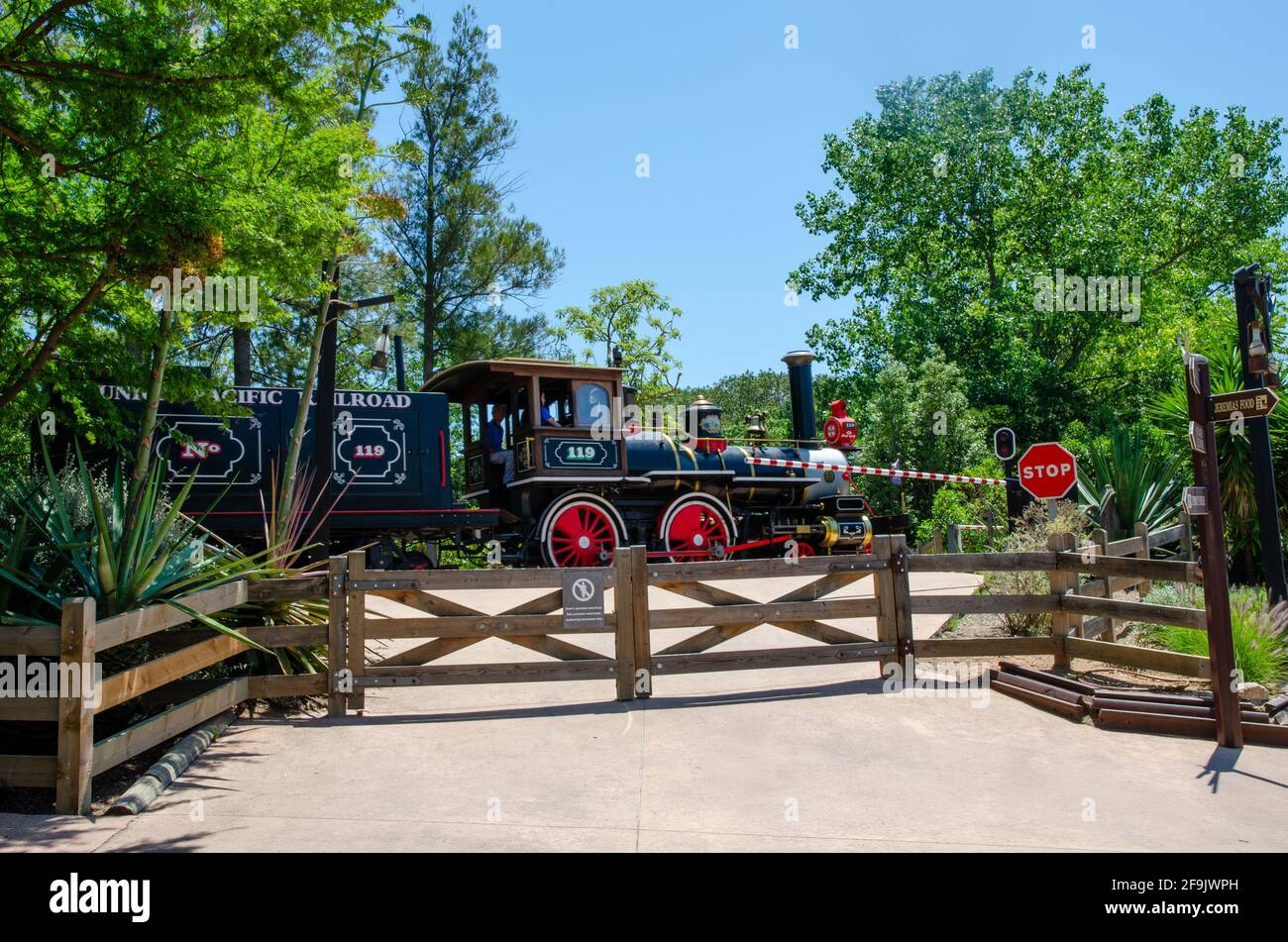 Atracción del tren de vapor en el parque Port Aventura, España Fotografía  de stock - Alamy