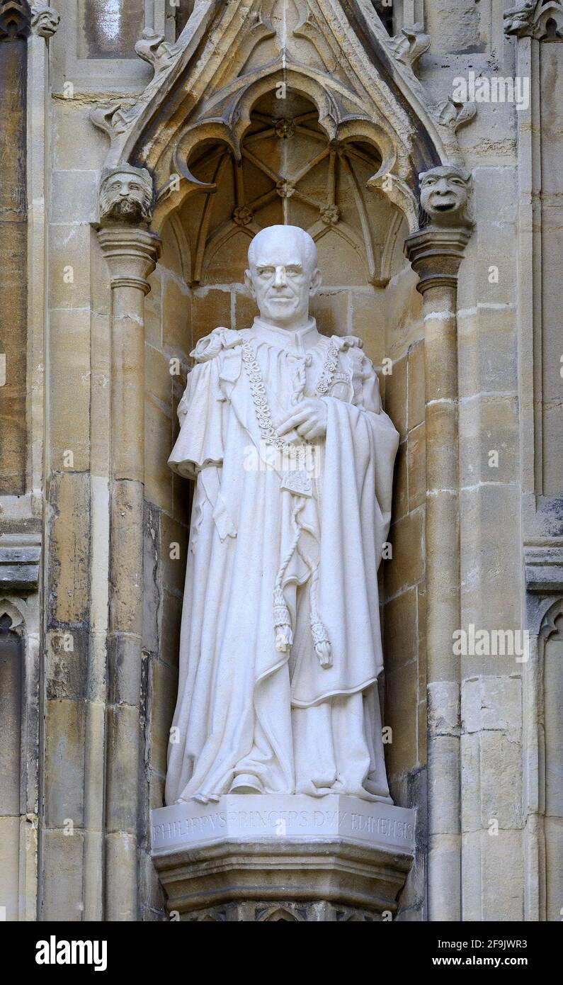 Canterbury, Kent, Reino Unido. Catedral de Canterbury: Estatua del Príncipe Felipe, Duque de Edimburgo (por Nina Bilby) Revelado por la Reina en 2015 para celebrar su Día Foto de stock