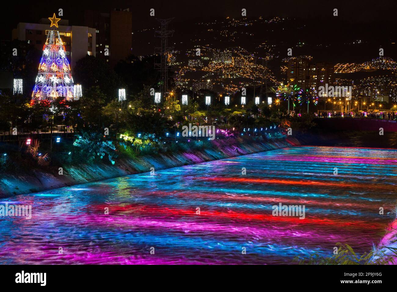 Medellín, Antioquia / Colombia - 10 de diciembre de 2019. Después de cinco  años las Luces de Navidad regresaron al río Medellín Fotografía de stock -  Alamy