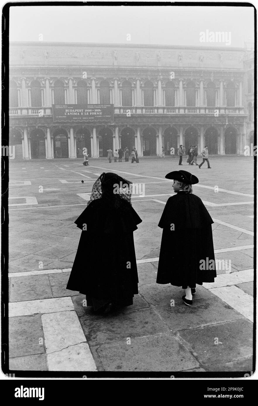 Venecia en la región del Véneto de Italia Febrero 1982 Carnaval en Venecia 1982 El Carnaval de Venecia (en italiano: Carnevale di Venezia) es un festival anual que se celebra en Venecia, Italia. El carnaval termina con la celebración cristiana de la Cuaresma, cuarenta días antes de la Pascua, el martes de Shrove (Martedì Grasso o Mardi Gras), el día antes del miércoles de Ceniza. El festival es mundialmente famoso por sus elaboradas máscaras. Venecia; Veneciano: Venesia o Venexia es una ciudad en el noreste de Italia y la capital de la región de Veneto. Está construido sobre un grupo de 118 pequeñas islas que están separadas por canales y unidas por más de 400 brid Foto de stock