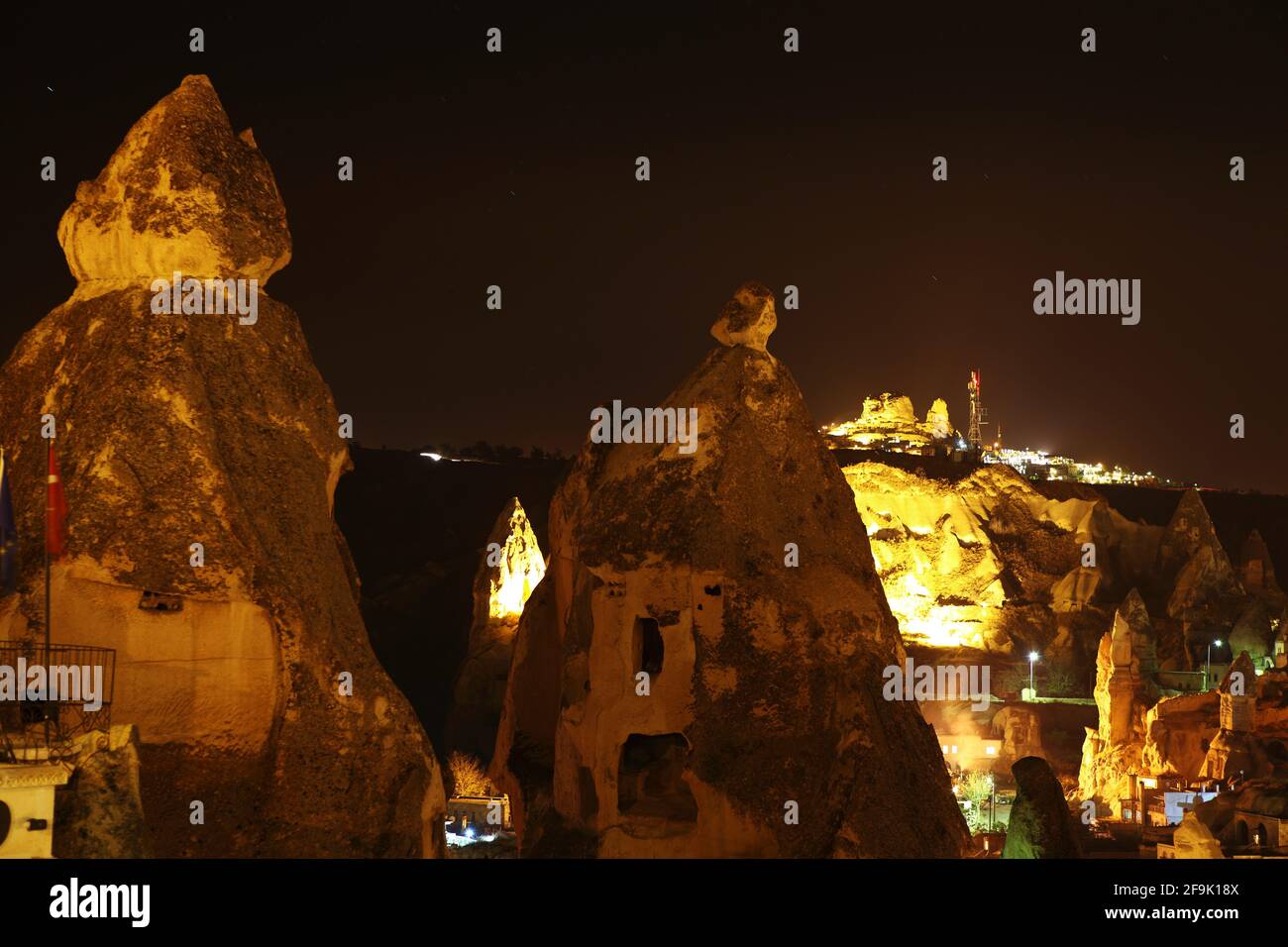 Paisaje nocturno de larga exposición de la ciudad de las chimeneas de hadas de Goreme - Capadocia Turquía. Foto de stock